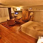 Harman Cave 3*